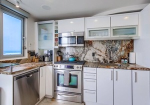 2 Story + Ocean Front + AC + Exclusive View Balcony