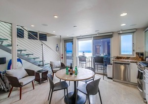 2 Story + Ocean Front + AC + Exclusive View Balcony