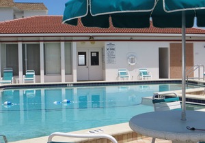 2bed 2 bath sleeps 5 . 3 smart TVs. fully refurbished Very Close to the beach