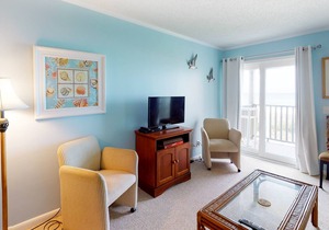 3rd-Floor Condo Overlooking the Beach w/Free WiFi, Private Balcony, Washer/Dryer