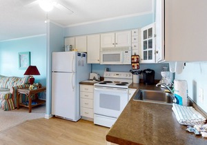 3rd-Floor Condo Overlooking the Beach w/Free WiFi, Private Balcony, Washer/Dryer