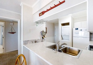 3rd-Floor Home in Oceanfront Complex w/Shared Pool & Hot Tub, Balcony, WiFi