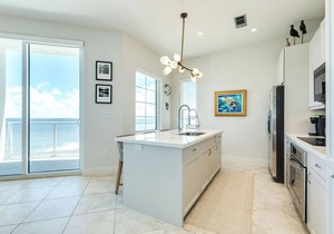 6th Floor Beachfront Condo - Elevator, Private Balcony, Resort Amenities w/POOL