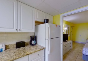 8th-floor oceanfront condo with beach views, balcony, hot tubs, pools, gym, AC