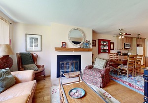 Adorable Condo in w/Shared Pool, Hot Tub, WiFi, Washer/Dryer, & Free Shuttle