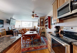 Adorable Condo in w/Shared Pool, Hot Tub, WiFi, Washer/Dryer, & Free Shuttle