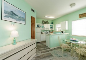 Affordable condo.Sleeps 4-Pool. Walk to beach! 2nd Floor. Various discounts.