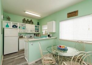 Affordable condo.Sleeps 4-Pool. Walk to beach! 2nd Floor. Various discounts.