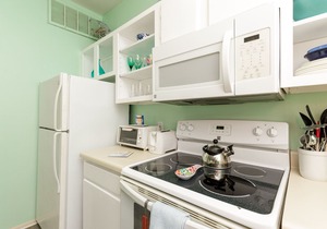 Affordable condo.Sleeps 4-Pool. Walk to beach! 2nd Floor. Various discounts.
