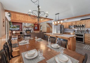 Alpine Acres Lodge by NW Comfy Cabins