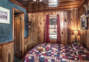 Apache Village 1, Queen Bed, Midtown, Pet Friendly, Sleeps 2