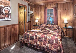 Apache Village 5, Queen Bed, Midtown, Sleeps 2