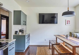Apt2@Charles - AMAZING Outdoors, Dog-Friendly
