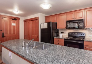 Available for Fall Getaways! Charming Condo at Grand Sierra Lodge with Shared Hot Tub and Pool!