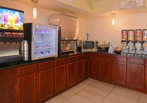 Awesome Group Getaway! Four Convenient Units, Pool, Breakfast, Shuttle to Parks.