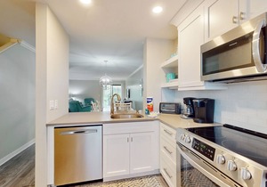 Beach escape at Springwood Villa Condos with pool & tennis - walk to beach