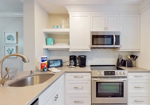 Beach escape at Springwood Villa Condos with pool & tennis - walk to beach