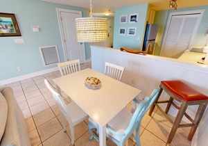 Beachfront condo w. stunning views + resort amenities.