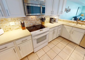 Beachfront condo w. stunning views + resort amenities.