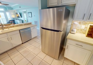 Beachfront condo w. stunning views + resort amenities.