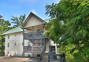 Beautiful 3 bedroom condo close to the Parkway and shows!