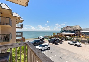 Beautiful Bayfront Condo with Fishing Pier, Boat Dock & Pool - Next to Louie's!