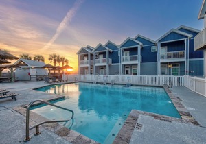 Beautiful Beachside Townhouse w/Gulf Views, Across the street from the Beach