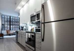 Beautiful Condo- Heart of Business District 403