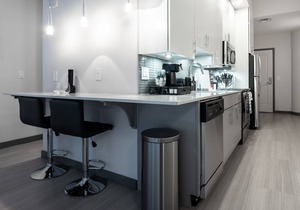 Beautiful Condo- Heart of Business District 403