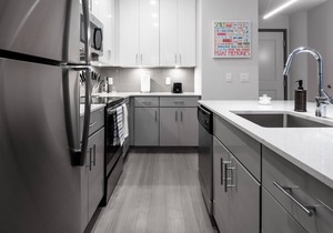 Beautiful Condo - Heart of Business District 404