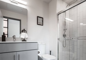 Beautiful Condo-Heart of Business District 405