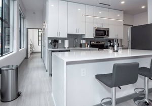 Beautiful Condo-Heart of Business District 601