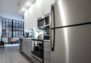 Beautiful Condo - Heart of Business District 603