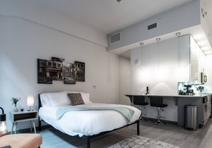 Beautiful Condo - Heart of Business District 603