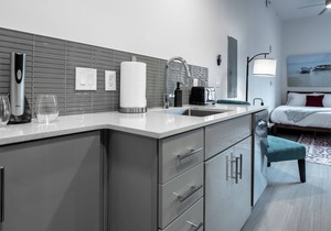 Beautiful Condo- Heart of Business District 606