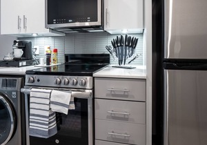 Beautiful Condo- Heart of Business District 606