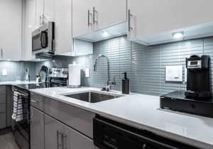 Beautiful Condo - Heart of Business District 602
