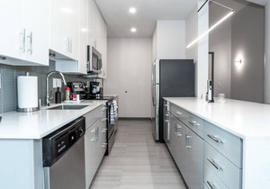 Beautiful Modern Condo - Heart of Business District 401