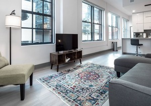 Beautiful Modern Condo - Heart of Business District 401