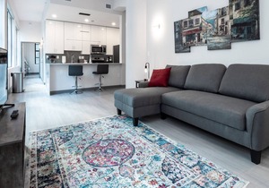 Beautiful Modern Condo - Heart of Business District 401