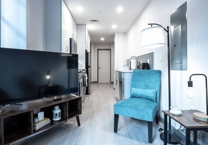 Beautiful Modern Condo - Heart of Business District 406