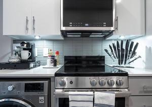Beautiful Modern Condo - Heart of Business District 406