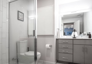 Beautiful Modern Condo - Heart of Business District 406