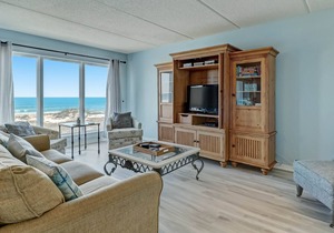 Beautiful Oceanview, just steps to the beach. Oceanfront Balcony, pool.