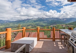Beautiful Ski-In/Ski-Out Log Townhome with Exceptional Views