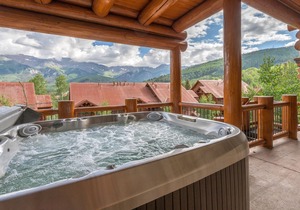 Beautiful Ski-In/Ski-Out Log Townhome with Exceptional Views