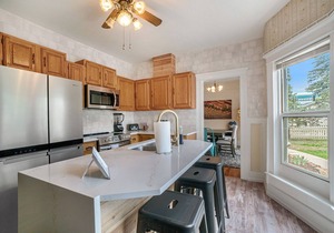 Beautiful Victorian 4 Bedroom downtown Castle Rock