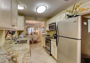 Beautifully remodeled villa w/WiFi, inviting porch & balconies - walk to beach