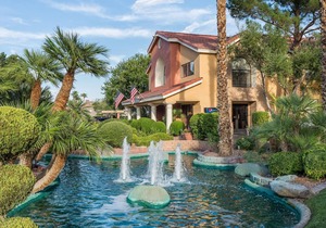 Beautifully Renovated Condo, Sleeps 4 - Free Shuttle to/from Strip, Outdoor Pool