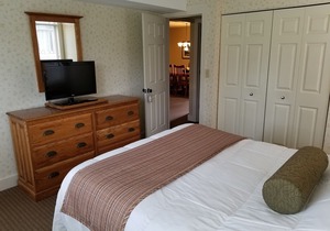 Book a discounted July stay! Condo sleeps 4-Wifi, private deck, ❤️ location!